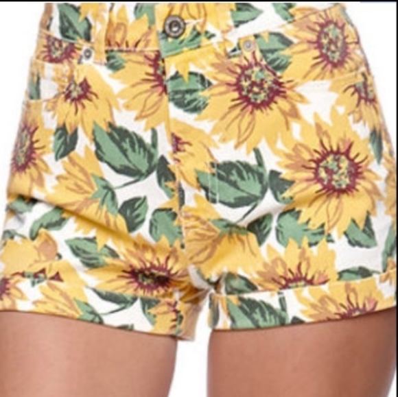 Bullhead Pants - Bullhead Denim Co Mom Short Cuffed Sunflower Print